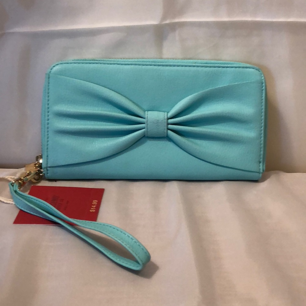 NWT zip around Wallet